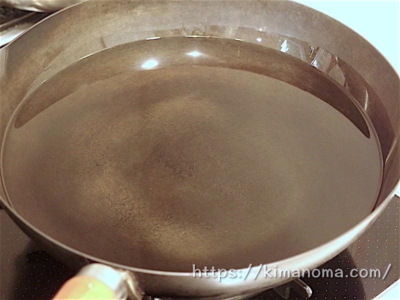 炒め鍋に入った圧搾一番搾り菜種油